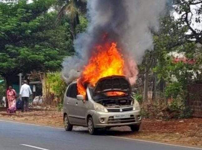 कणकवली  कनकनगर येथे कारने घेतला पेट