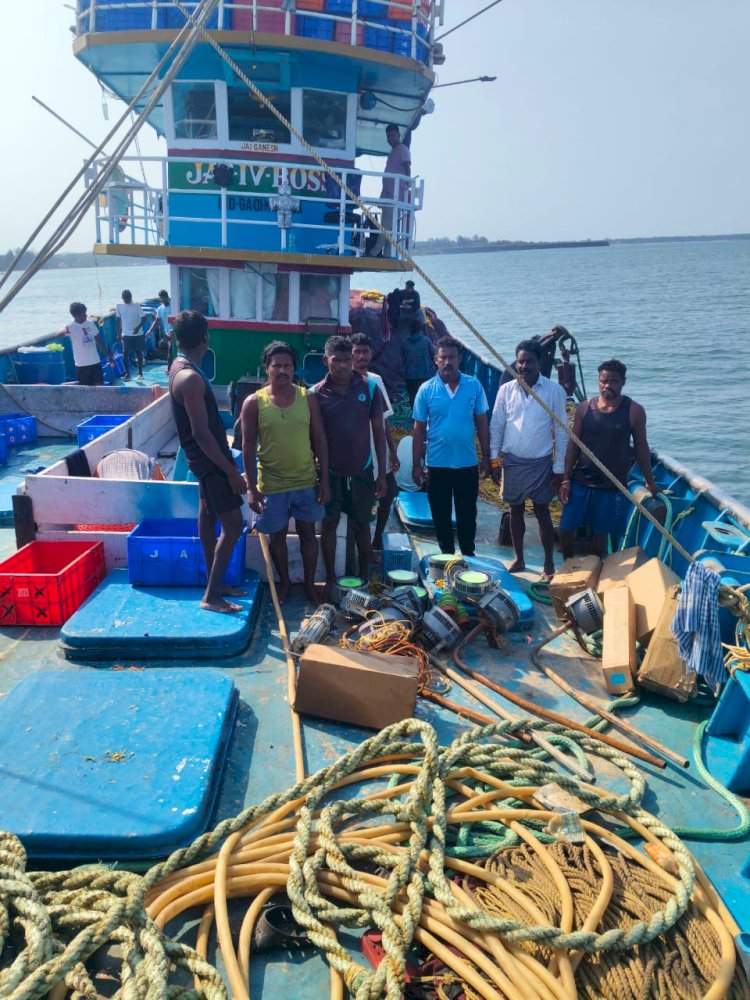 निवती येथे मत्स्यविभागाची परप्रांतीय नौकेवर कारवाई