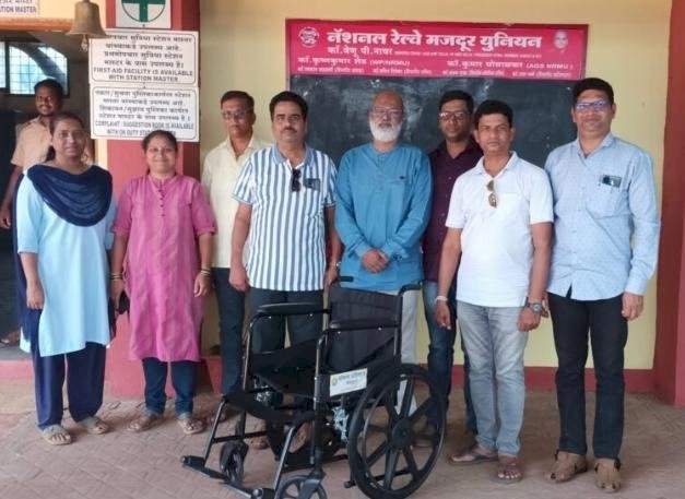 संकल्प प्रतिष्ठानचा सामाजिक उपक्रम....कणकवली रेल्वे स्टेशनला व्हीलचेअर प्रदान