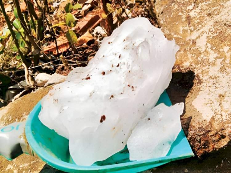 घरावर कोसळला बर्फाचा गोळा