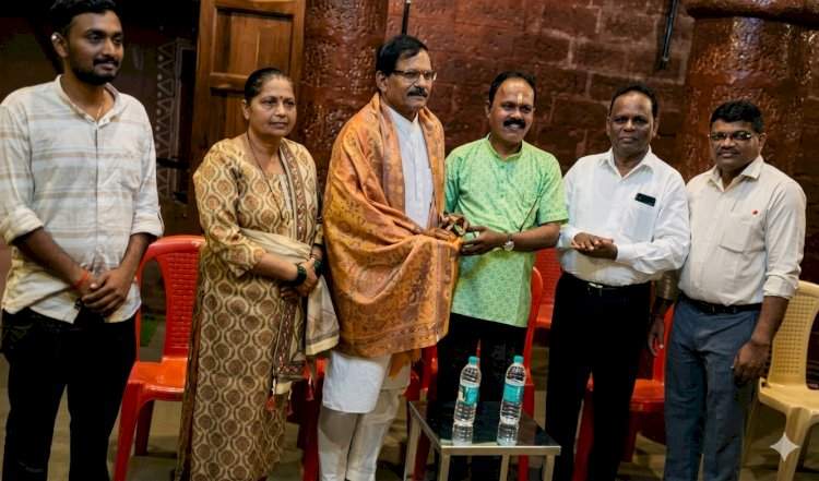 केंद्रीय मंत्री श्रीपाद नाईक यांची माड्याचीवाडी स्वामी समर्थ मठाला भेट.