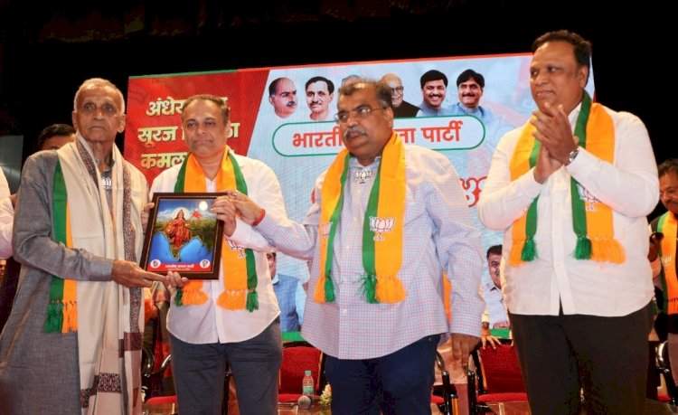 मुंबईत प्रदेश भाजपाकडुन शरद चव्हाण यांचा सन्मान