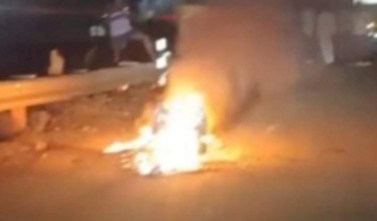 हळवल फाटा येथे चालत्या ज्युपिटर दुचाकीला आग
