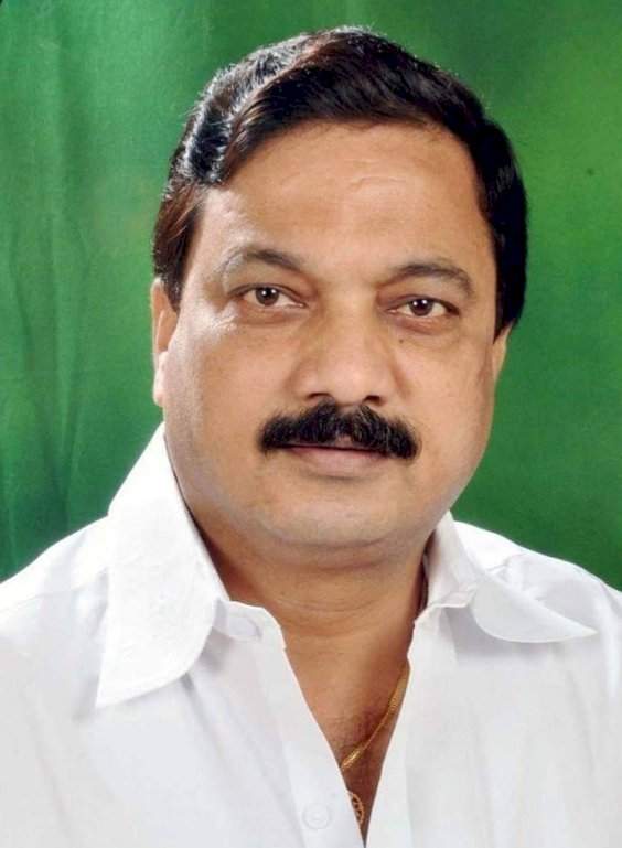 अधिकारी पालकमंत्र्यांचे आदेश मानत नाहीत - परशुराम उपरकर