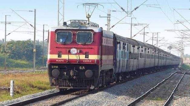 कोकण रेल्वेची तिकीट तपासणी मोहीम तीव्र; एका महिन्यात ३७ हजार विनातिकीट प्रवासी आढळले