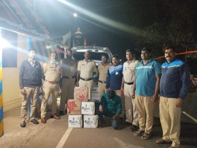 गोव्याहून पुण्यात बेकायदेशीर दारू वाहतूक करणारी स्विफ्ट कार जप्त