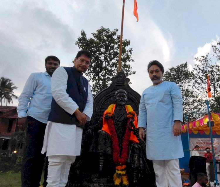 ओटवणे देऊळवाडीत शिवभक्तांचा चमत्कार.....एका रात्रीत उभारलेल्या शिवरायांच्या पुतळ्याचे आमदार राणे-केसरकरांच्या हस्ते दिमाखात अनावरण