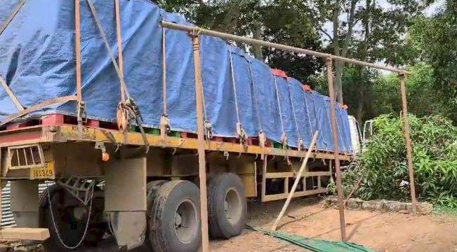 कोल्ड्रींक्सच्या रिकाम्या बाटल्यांची वाहतूक करणाऱ्या  ट्रेलरला अपघात