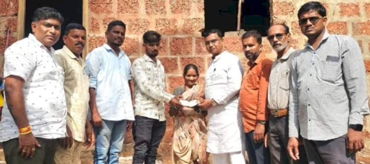 घरावर झाड पडून नुकसान झालेल्या वृद्ध महिलेला 'मनसे'चे आर्थिक सहकार्य
