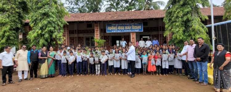 पालकमंत्री यांच्या वाढदिवसानिमित्त हरकुळ बुद्रुक येथे शालेय विद्यार्थ्यांना २५०० रक्तचंदन रोपांचे वाटप....माजी जिल्हा बँक अध्यक्ष सतीश सावंत यांचा पर्यावरण संवर्धनाचा अनोखा उपक्रम