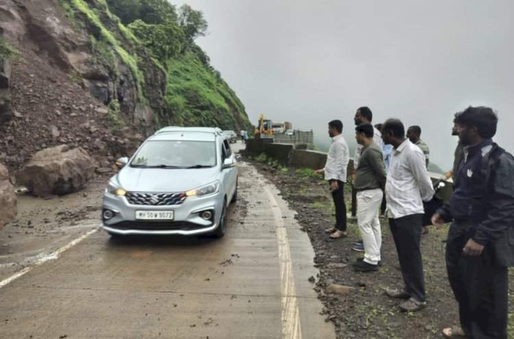 करूळ घाटात कोसळलेली दरड हटविण्यात प्रशासनाला यश...