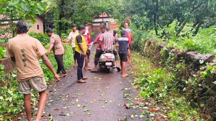 आचरा-पुजारेवाडी युवकांचे श्रमदान; बाजारपेठेकडील अंतर्गत रस्ता स्वच्छ