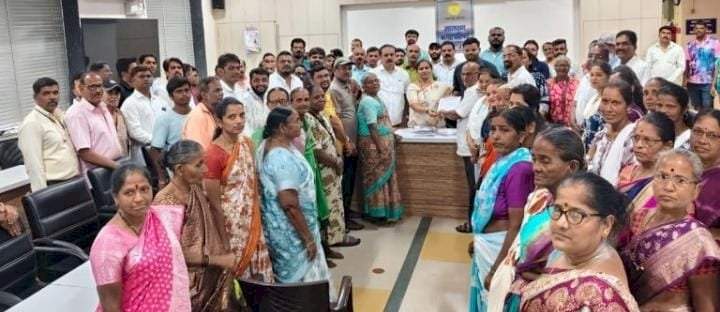 मालवणचा आठवडा बाजार पूर्ववत मुख्य बाजारपेठेत नेण्याच्या मागणीसाठी व्यापारी आक्रमक....नगरपालिकेवर काढला धडक मोर्चा