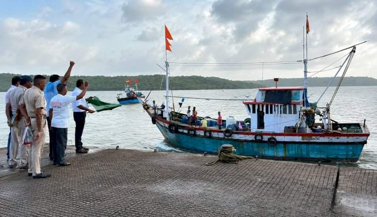 ७६ दिवसांच्या बंदीनंतर देवगडमध्ये मासेमारी हंगामाला हिरवा झेंडा....पूजा-अर्चा करून नौका समुद्रात रवाना; मच्छिमारांमध्ये उत्साहाचे वातावरण