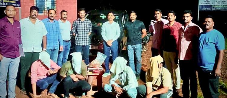सिंधुदुर्गात स्थानिक गुन्हे शाखेची मोठी कारवाई.....२.३७ कोटींच्या व्हेल माशाच्या उलटीसह ४ जण ताब्यात