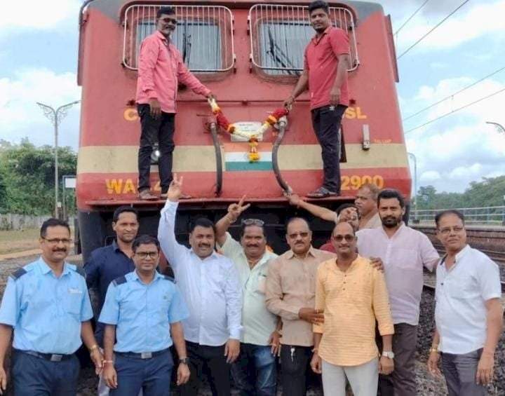 कणकवलीत सीएसएमटी-सावंतवाडी रेल्वेचे उत्साहात स्वागत
