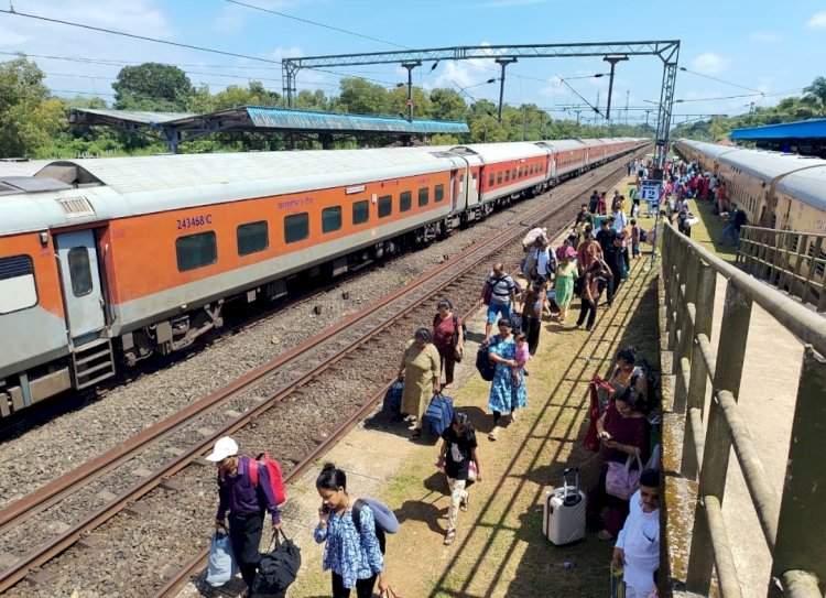 सावंतवाडी रेल्वे स्थानकावर निवारा शेड नसल्यामुळे प्रवासी हैराण